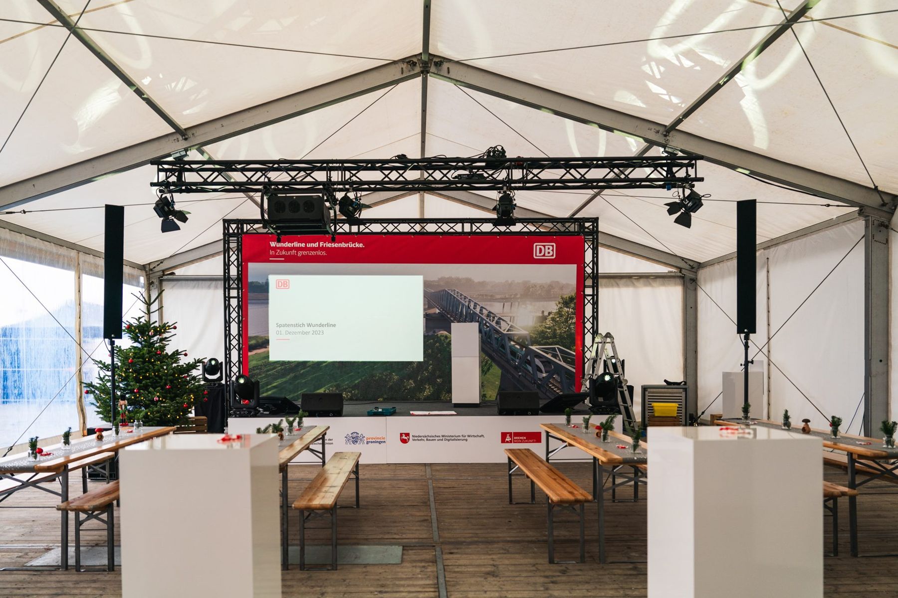 Bühne mit Traversen und Licht im Veranstaltungszelt